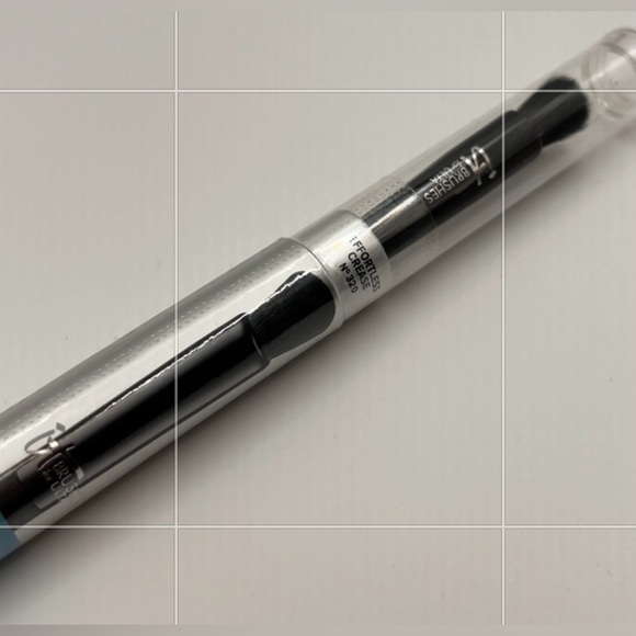 NWT it Cosmetics VELVET LUXE EFFORTLESS CREASE BRUSH #320 - Picture 3 of 3